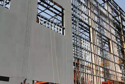 防爆钢板墙：以槽钢为骨架，钢板和骨架铆接或焊接在一起